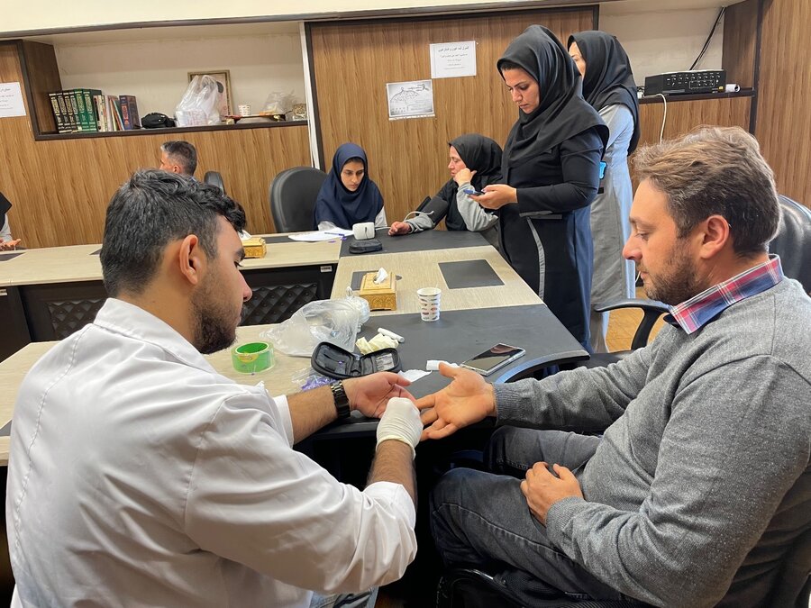 شمیرانات | برگزاری میز خدمت غربالگری سلامت ویژه کارکنان بهزیستی