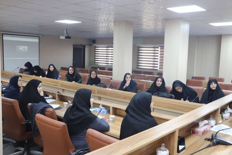قرچک l برگزاری جلسه آموزشی با محوریت ارتباط مؤثر والدین و فرزندان در دوران بلوغ توسط موسسه همراز فرزانگان در فرمانداری