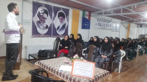 دانش‌آموزان قروه با خدمات اورژانس اجتماعی و راه‌های پیشگیری از آسیب‌ها آشنا شدند