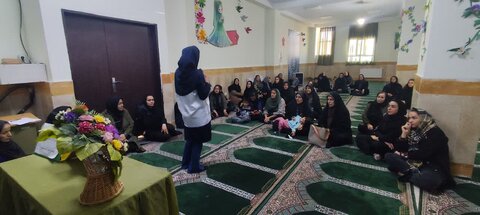 جلسه‌ آموزشی ویژه والدین با محوریت خودمراقبتی روانی و آگاهسازی خانواده‌ها برگزار شد