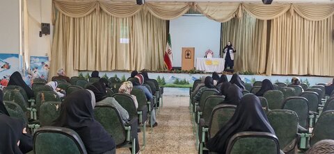 جلسه‌ آموزشی ویژه والدین با محوریت خودمراقبتی روانی و آگاهسازی خانواده‌ها برگزار شد