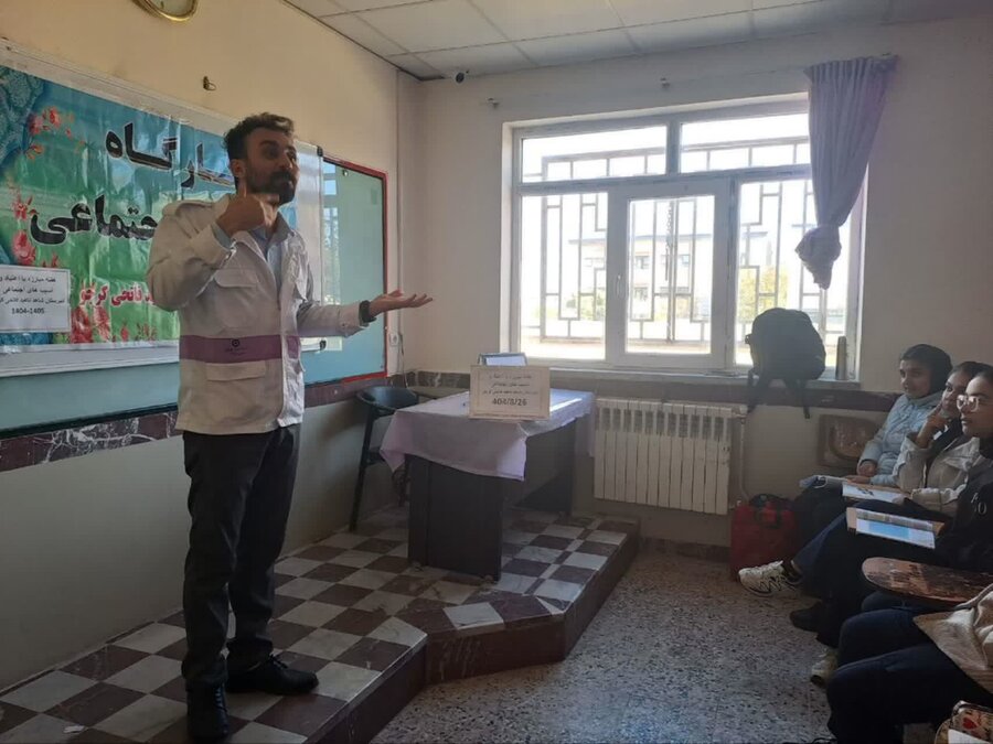 کارگاه آموزشی آسیب‌های اجتماعی در دبیرستان شاهد قروه برگزار شد