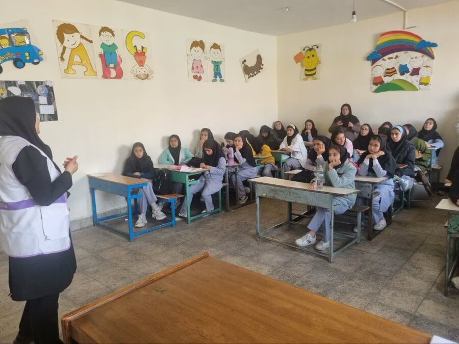 برنامه آموزشی اورژانس اجتماعی در مدرسه ۱۳ آبان قروه برگزار شد