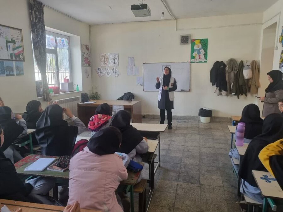 برنامه آموزشی اورژانس اجتماعی در مدرسه ۱۳ آبان قروه برگزار شد