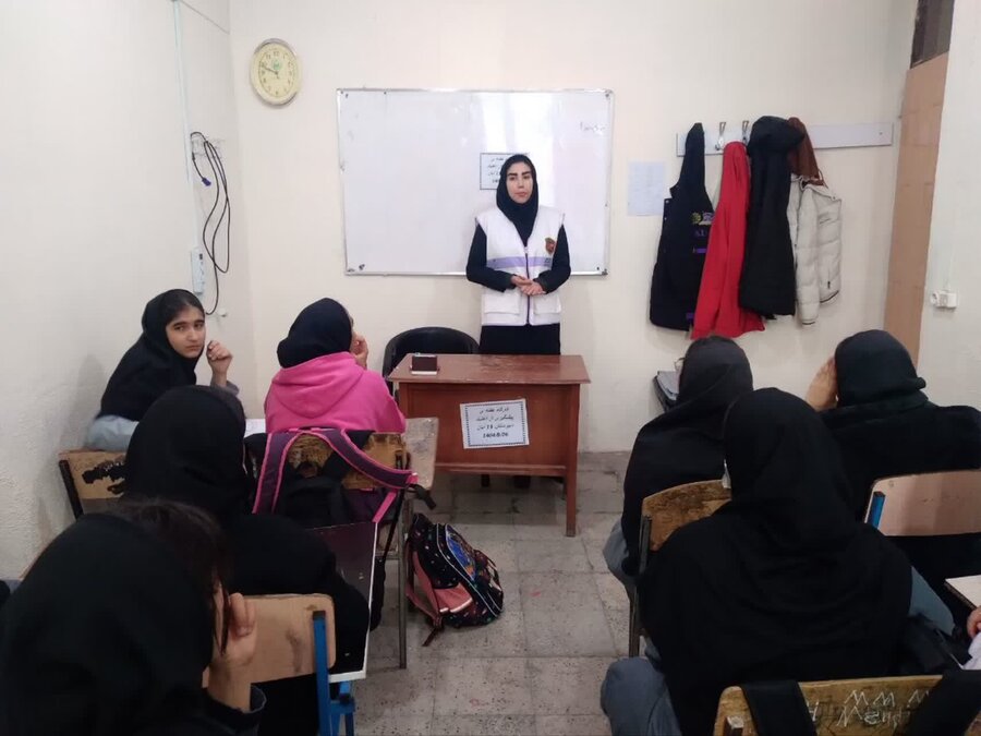 برنامه آموزشی اورژانس اجتماعی در مدرسه ۱۳ آبان قروه برگزار شد