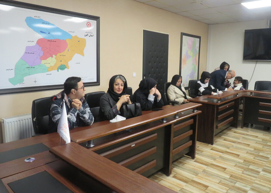 نشست صمیمی مدیرکل بهزیستی البرز با خانواده‌های دارای فرزند دارای معلولیت؛ وعده پیگیری فوری مشکلات درمانی و معیشتی