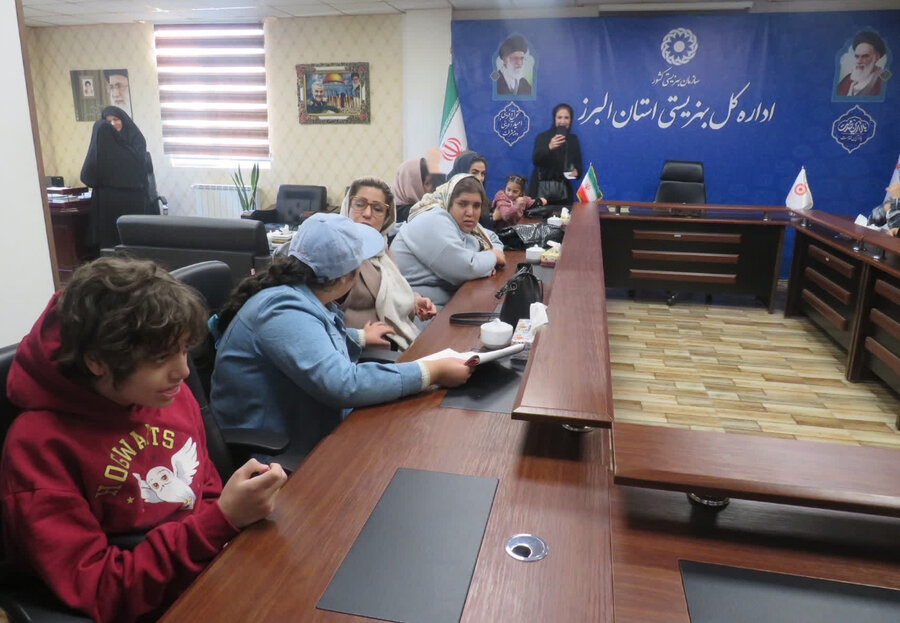 نشست صمیمی مدیرکل بهزیستی البرز با خانواده‌های دارای فرزند دارای معلولیت؛ وعده پیگیری فوری مشکلات درمانی و معیشتی