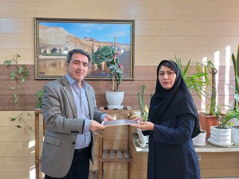 تجلیل از مسئول امور بانوان اداره بهزیستی شهرستان میانه