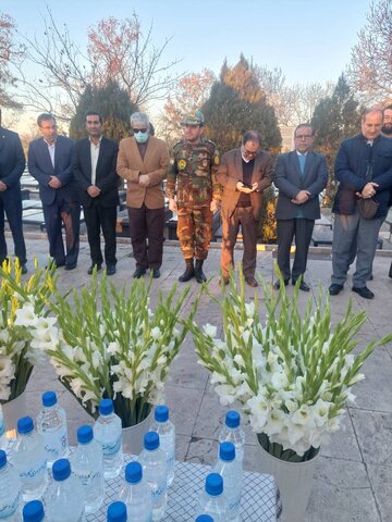 گلزار شهدای زنجان با حضور مشاورین وزراء و مدیران، غبارروبی و گلباران  شد