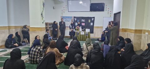 جلسه‌ آموزشی ویژه والدین با محوریت خودمراقبتی روانی و آگاهسازی خانواده‌ها برگزار شد