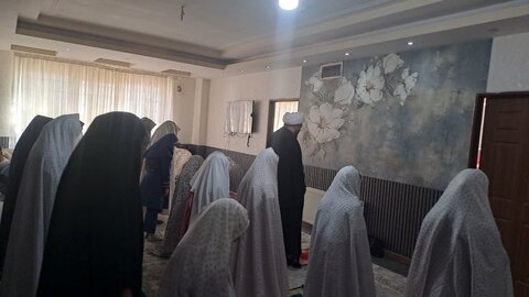 دوره آموزشی نماز و احکام در خانه طلوع مهر علی‌ برگزار شد