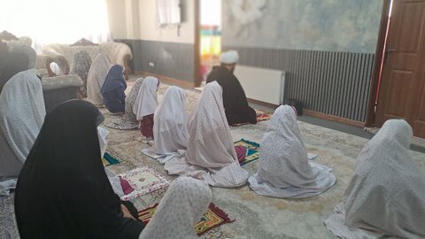 دوره آموزشی نماز و احکام در خانه طلوع مهر علی‌ برگزار شد