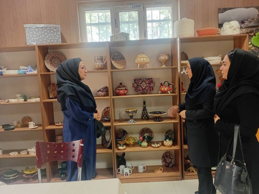 شمیرانات | بازدید رئیس بهزیستی رودبارقصران از نمایشگاه دستاوردهای بانوان تحت حمایت