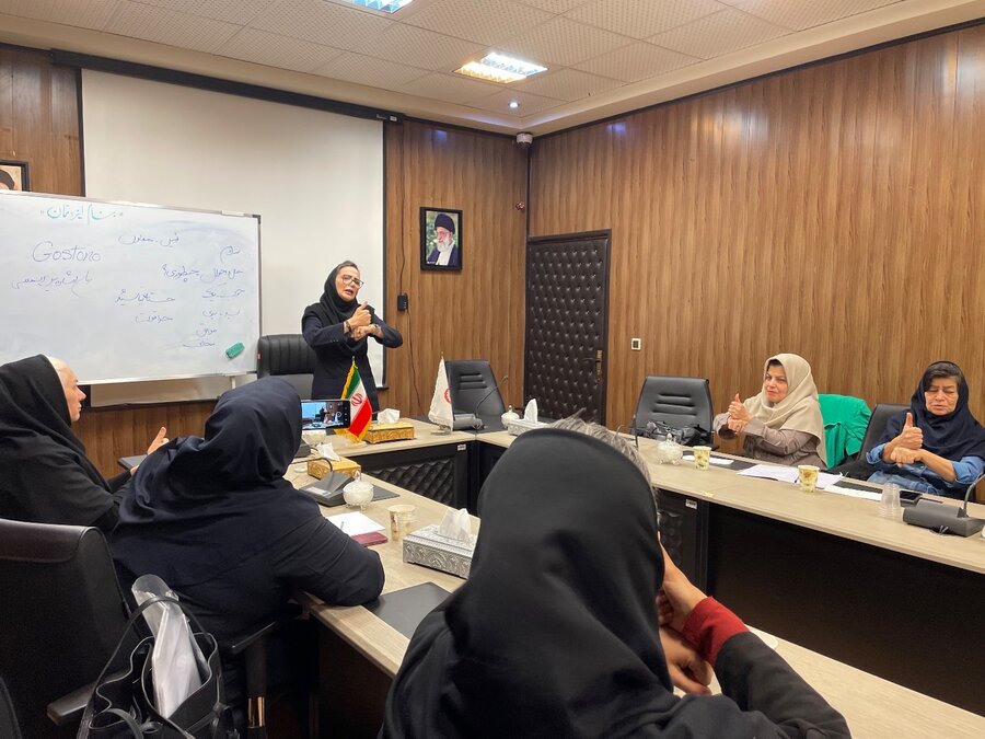 شمیرانات | برگزاری کارگاه آموزشی «آشنایی با زبان اشاره» ویژه کارکنان