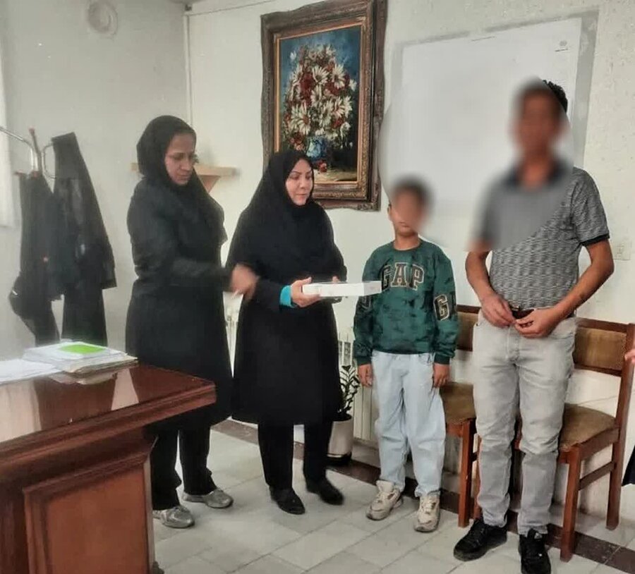 مشگین شهر|  اهدای تبلت به مددجویان بهزیستی شهرستان مشگین شهر