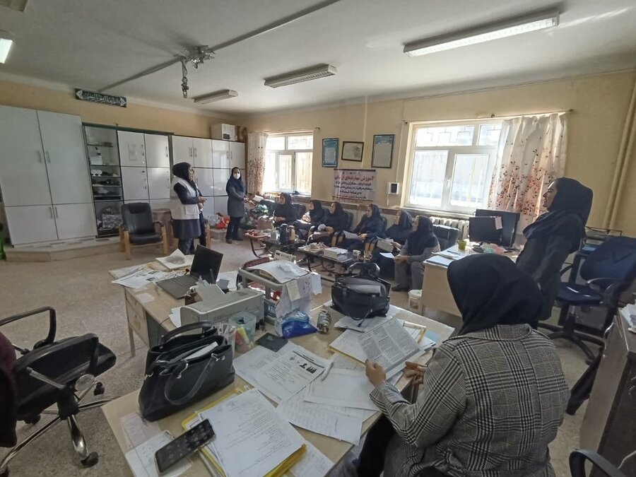 کارگاه «سلامت روان و کاهش آسیبهای اجتماعی» برای معلمان دیواندره برگزار شد