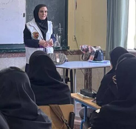 کارگاه آموزشی پیشگیری از آسیب‌های فضای مجازی در مدارس دخترانه با حضور کارشناسان اورژانس اجتماعی پیرانشهر