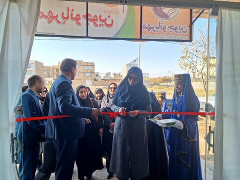 آغاز فعالیت زنان سرپرست خانوار جوین در قالب گروه همیار با حضور مدیرکل دفتر زنان و خانواده استانداری