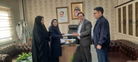 کرج | تقدیر مدیرکل بهزیستی البرز از مدیر اداره بهزیستی کرج بدلیل کسب رتبه نخست جشنواره شهید رجایی