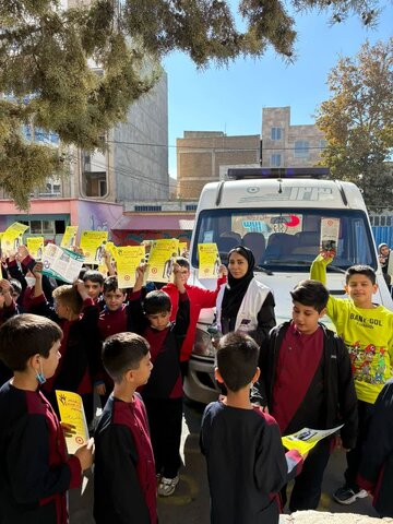 حضور کارشناسان اورژانس اجتماعي به مناسبت روز جهانی پیشگیری از کودک آزاری در مدرسه ابتدائی حضرت ولی عصر (عج)