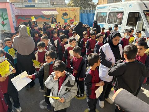 حضور کارشناسان اورژانس اجتماعي به مناسبت روز جهانی پیشگیری از کودک آزاری در مدرسه ابتدائی حضرت ولی عصر (عج)