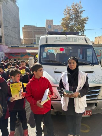 حضور کارشناسان اورژانس اجتماعي به مناسبت روز جهانی پیشگیری از کودک آزاری در مدرسه ابتدائی حضرت ولی عصر (عج)