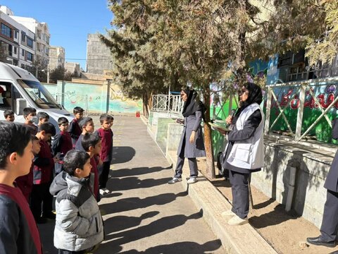 حضور کارشناسان اورژانس اجتماعي به مناسبت روز جهانی پیشگیری از کودک آزاری در مدرسه ابتدائی حضرت ولی عصر (عج)