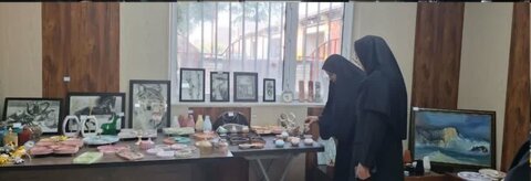 برپایی نمایشگاه صنایع‌دستی مددجویان به‌مناسبت هفته کارآفرینی در بهزیستی رزن