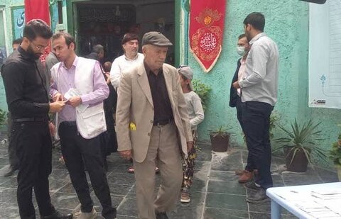 فیروزکوه | برپایی میز خدمت  با هماهنگی اورژانس اجتماعی در هفته بسیج