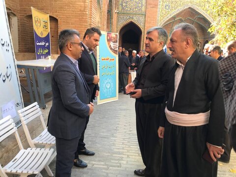 برپایی میز خدمت دستگاه‌های اجرایی در مسجد جامع سنندج به مناسبت هفته بسیج