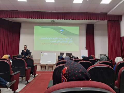 سومین نشست مهر و گفتگو در خانه امید سنندج برگزار شد