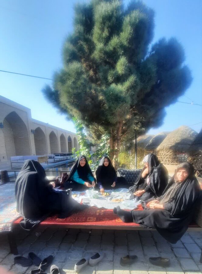 اردوی تفریحی سالمندان ( مرکز روزانه سالمندان جهان دیدگان مهريز) در قلعه شاه عباسی 