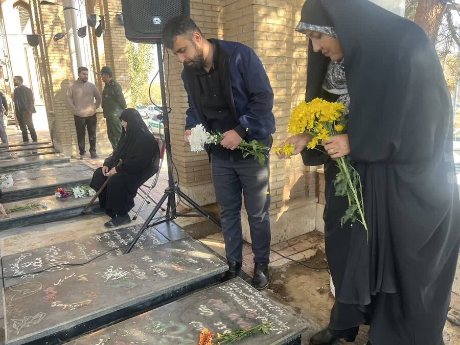 پاکدشت | گلباران و غبار روبی مزار مطهر شهداء به مناسبت گرامیداشت هفته بسیج