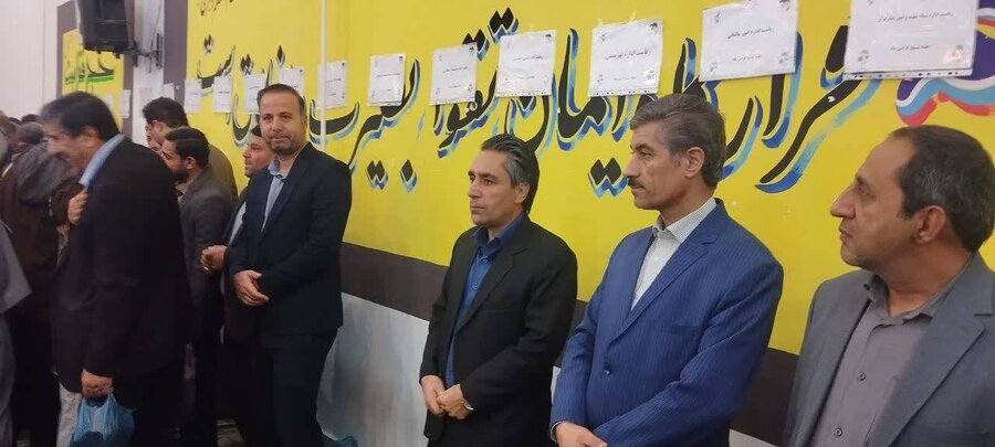 قرچک l حضور سرپرست اداره بهزیستی در نماز جمعه و ارائه میز خدمت به مناسبت هفته بسیج