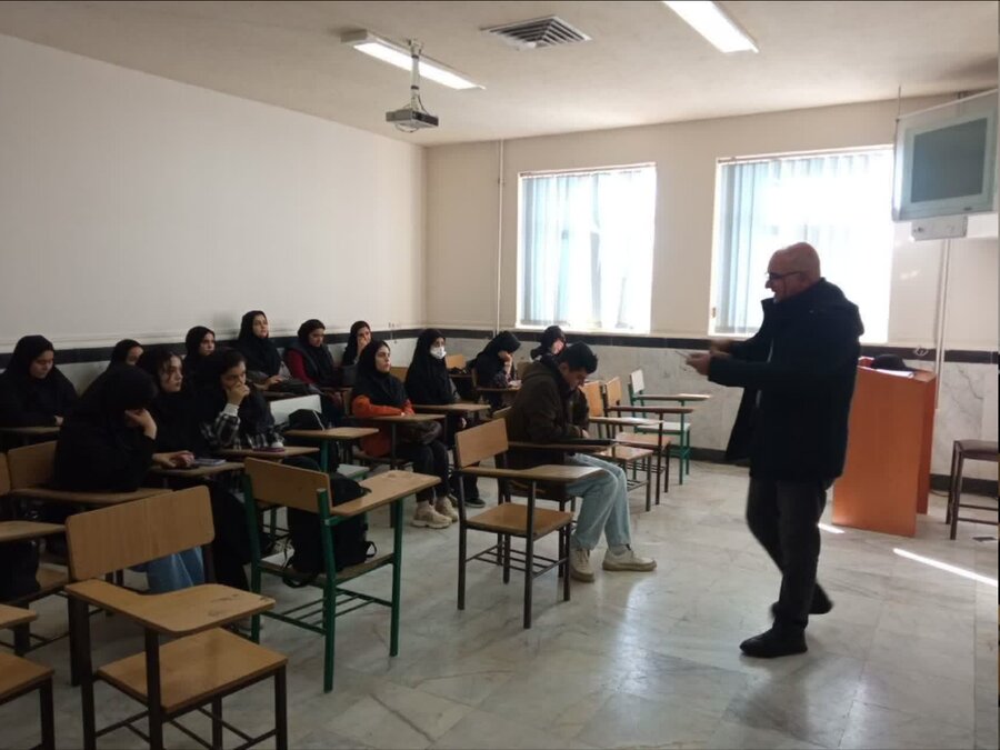 برگزاری کارگاه آموزشی پیشگیری از اچ‌آی‌وی در شهرستان رزن