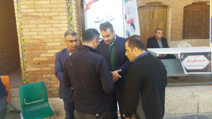 برپایی میز خدمت دستگاههای اجرایی در مسجد جامع سنندج به مناسبت هفته بسیج