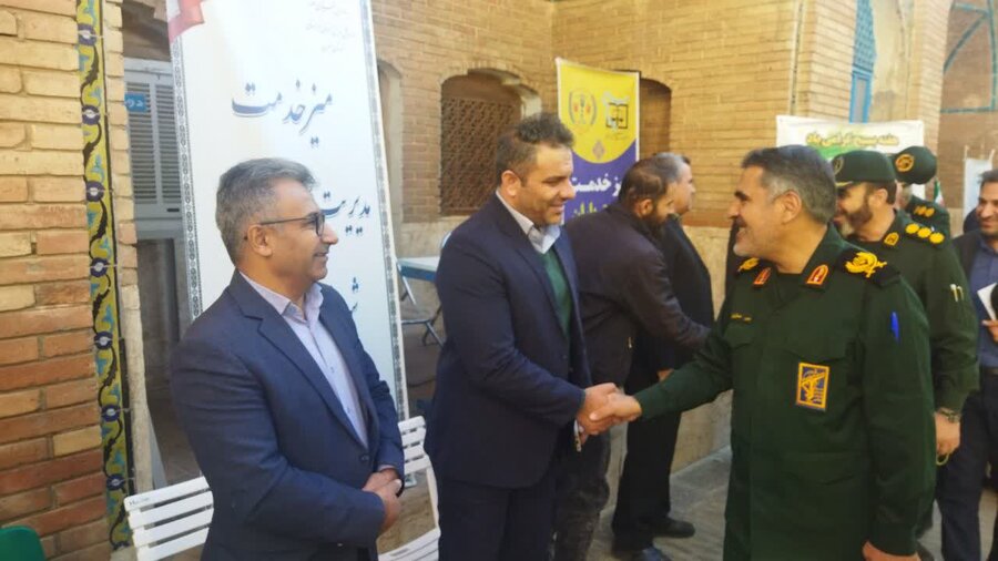 برپایی میز خدمت دستگاههای اجرایی در مسجد جامع سنندج به مناسبت هفته بسیج