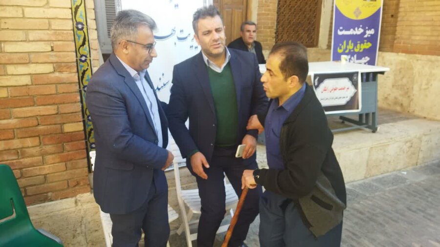 برپایی میز خدمت دستگاه‌های اجرایی در مسجد جامع سنندج به مناسبت هفته بسیج