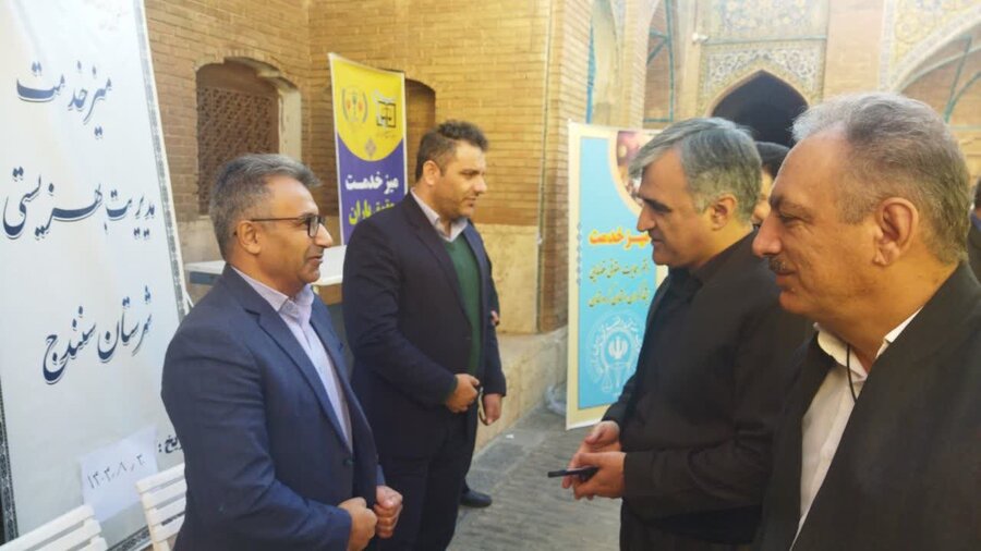 برپایی میز خدمت دستگاه‌های اجرایی در مسجد جامع سنندج به مناسبت هفته بسیج