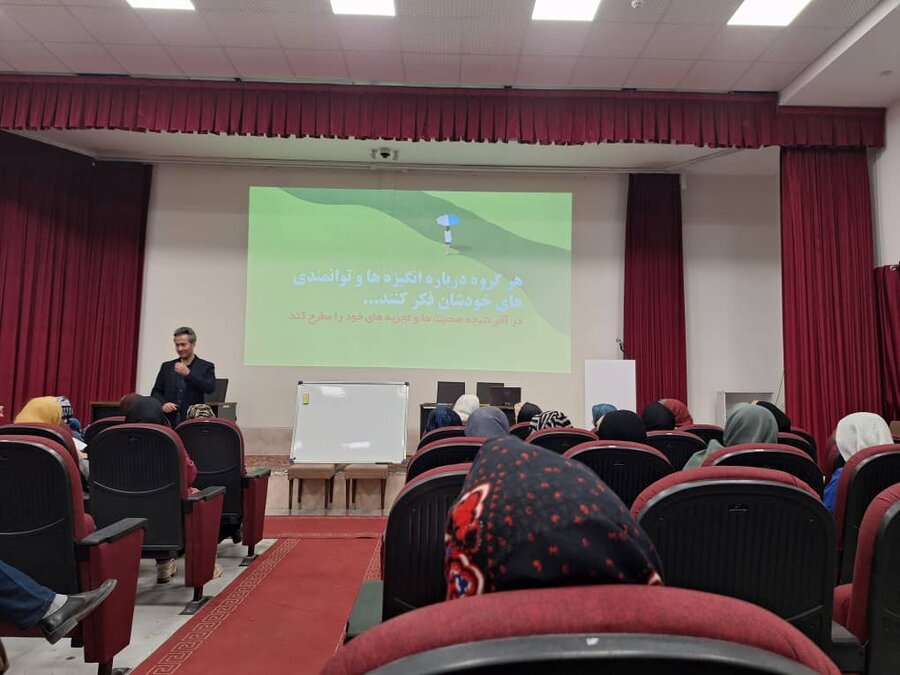 سومین نشست مهر و گفتگو در خانه امید سنندج برگزار شد