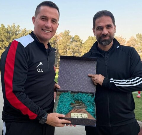 ساخت تندیس فرهنگی پالایش نفت بندرعباس توسط هنرمندان دارای معلولیت؛ اهدا به اوسمار لوس ویرا ، سرمربی تیم پرسپولیس