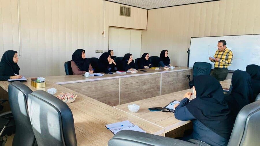 کارگاه آموزشی سلامت روان برای کارکنان بهزیستی بافق برگزار شد