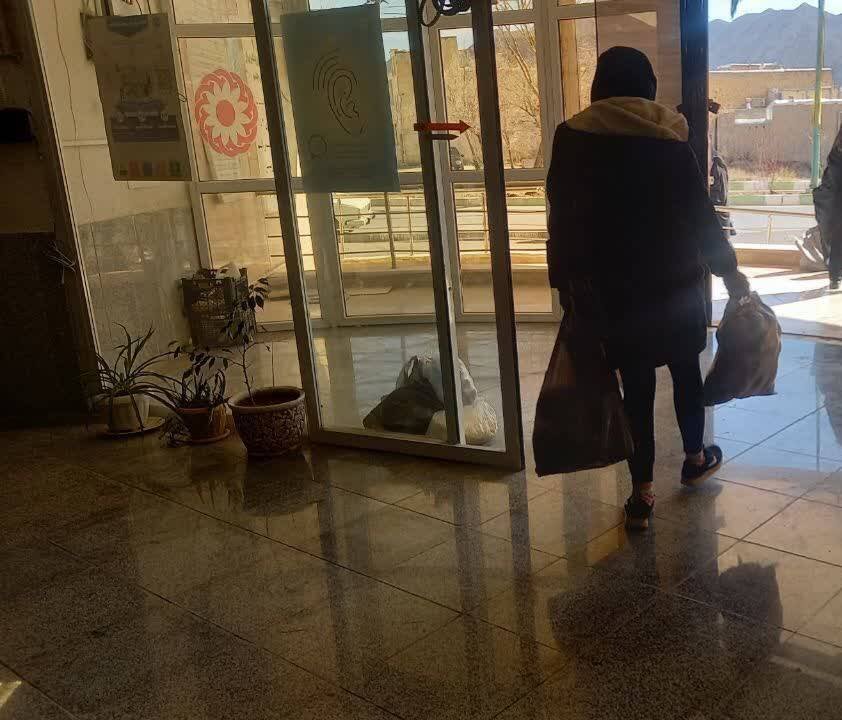 فیروزکوه | بسته‌های معیشتی به مددجویان بهزیستی در هفته بسیج اهدا شد