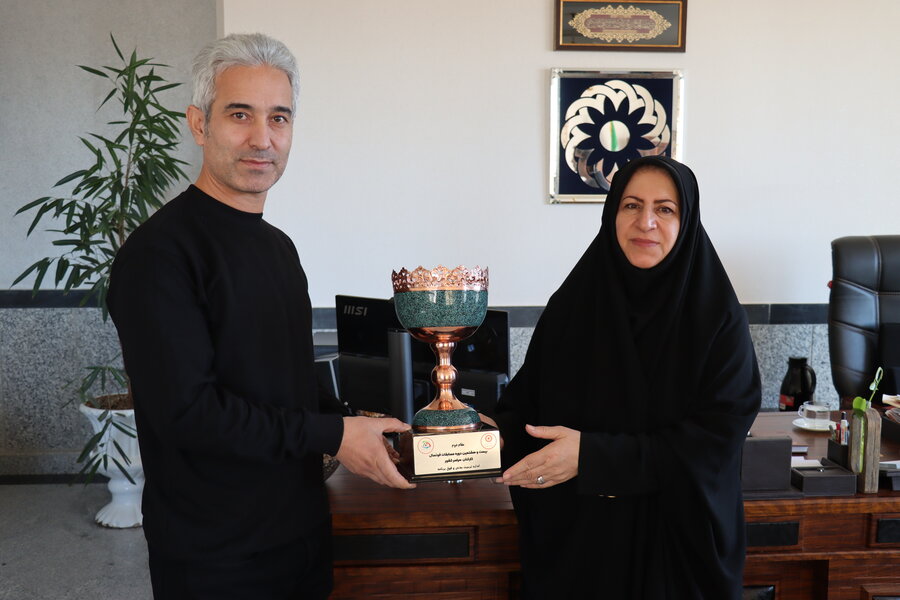 اهدای کاپ نایب‌قهرمانی مسابقات فوتسال کارکنان بهزیستی کشور به مدیرکل بهزیستی اردبیل
