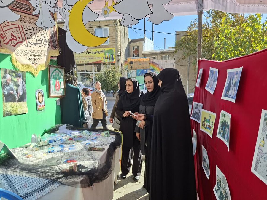 نمایشگاه صنایع دستی توانخواهان به مناسبت هفته بسیج در کامیاران برپا شد 