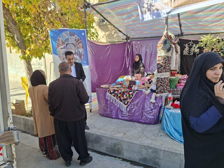 نمایشگاه صنایع دستی توانخواهان به مناسبت هفته بسیج در کامیاران برپا شد
