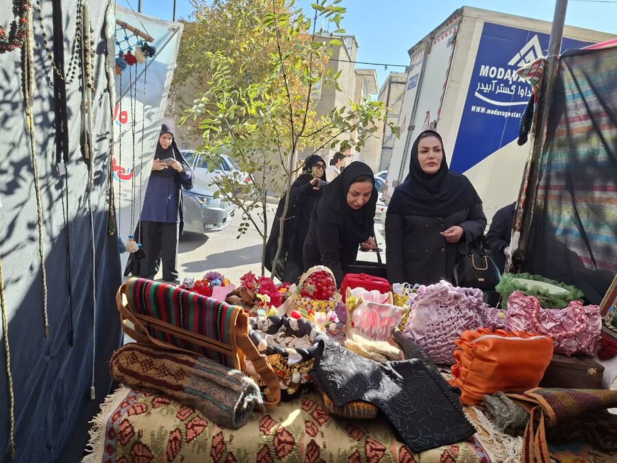 نمایشگاه صنایع دستی توانخواهان به مناسبت هفته بسیج در کامیاران برپا شد 