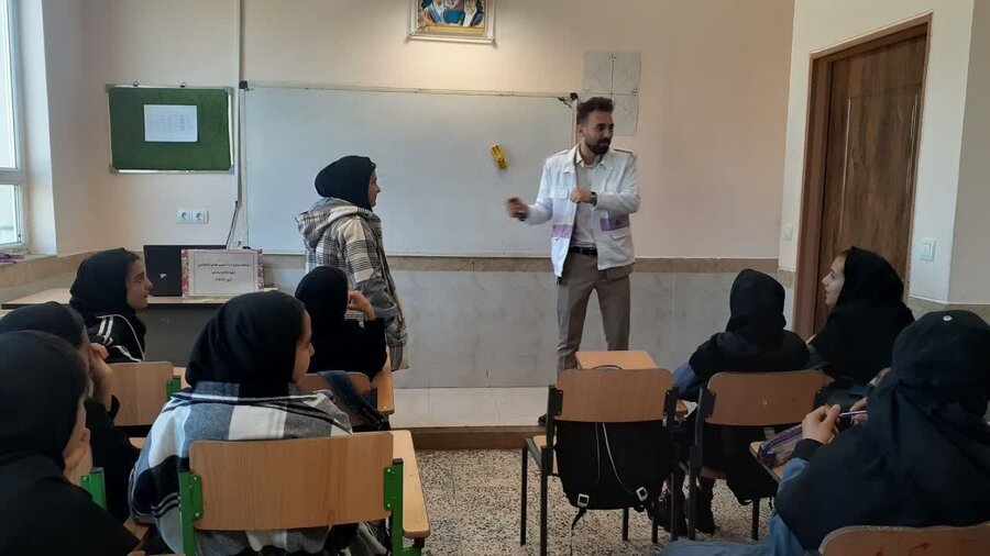 کارگاه معرفی نقش اورژانس اجتماعی در مدرسه دخترانه نرجس شهر دلبران برگزار شد 