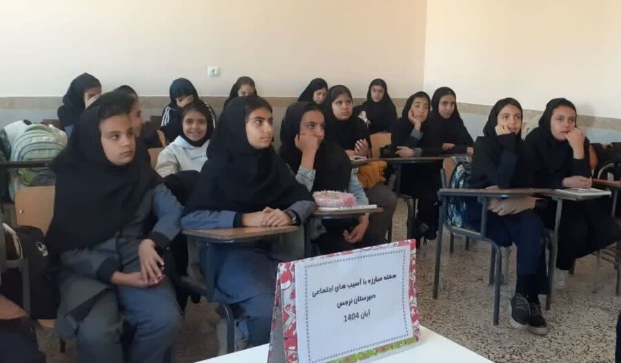 کارگاه معرفی نقش اورژانس اجتماعی در مدرسه دخترانه نرجس شهر دلبران برگزار شد 