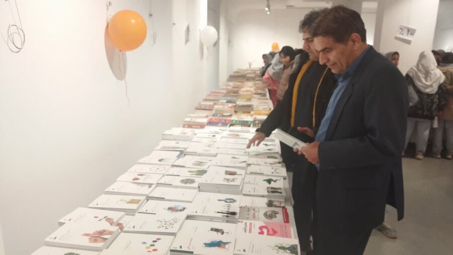 نمایشگاه کتاب به مناسبت هفته کتاب و کتابخوانی در سنندج برپا شد